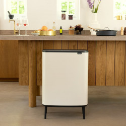 Brabantia Bo Touch Hi 1010457 szemetes, 60 l, oldalsó fogantyúk, állítható lábak, bézs