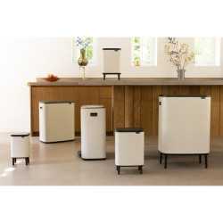 Brabantia Bo Touch Hi 1010457 szemetes, 60 l, oldalsó fogantyúk, állítható lábak, bézs