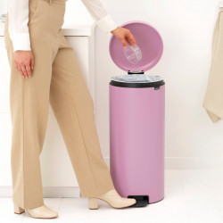 Coș de gunoi cu pedală Brabantia NewIcon 1010443, 30 l, închidere lentă, bază antiderapantă, roz