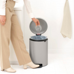 Κάδος απορριμμάτων με πεντάλ Brabantia NewIcon 1010441, 20 λίτρα, Απαλό κλείσιμο, Αντιολισθητική βάση, Ανοιχτό γκρι