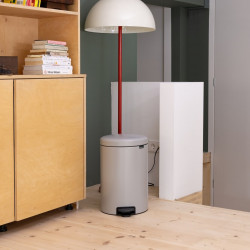 Brabantia NewIcon 1010441 pedálos szemetes, 20 l, lágy zárás, csúszásgátló talp, világosszürke