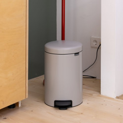 Кош за боклук с педал Brabantia NewIcon 1010440, 12 л, Плавно затваряне, Противоплъзгаща основа, Светлосив