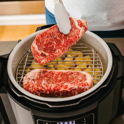 Multicooker sub presiune Ninja Foodi OP350FR, 1400 W, 6 Л, 9 programe, 40-200°C, TenderCrisp®, Acoperire ceramica, Mentinerea caldurii, Pui întreg, Negru/inoxidabil