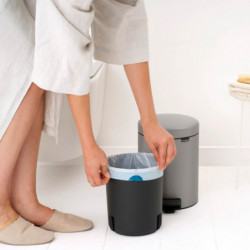 Brabantia NewIcon 1010434 pedálos szemetes, 5 l, lágy zárás, csúszásgátló talp, világosszürke
