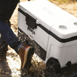 Ninja FrostVault FB265EUUKWH Cooler, 61.5 L, Passive, Holds 97 cans, Keeps ice for up to 6 days, Dry Compartment, Wheels, White