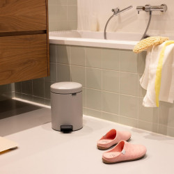 Brabantia NewIcon 1010434 pedálos szemetes, 5 l, lágy zárás, csúszásgátló talp, világosszürke