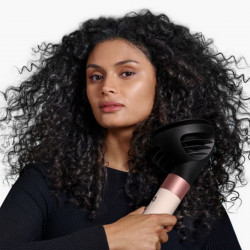 Σίδερο μαλλιών Dyson HS08 Airwrap i.d.™ Curly + Coily 142899-01 AmSi/PkCp, 1300 W, 13,5 l/s, Αυτόματη δημιουργία μπούκλων, Ιονισμός, 3 ταχύτητες, 3 θερμοκρασίες, Bluetooth, Κεχλιμπάρι/ροζ σαμπάνια