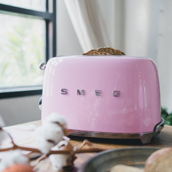 SMEG 50's Style TSF01PKEU kenyérpirító, 950 W, 2 szelet, 6 fokozat, morzsatartó, beépített kábel, rozsdamentes acél, rózsaszín