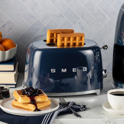 Тостер за хляб SMEG 50's Style TSF01NBEU, 950W, 2 филии, 6 нива, Тавичка за трохи, Вграден кабел, Неръждаема стомана, Тъмносин