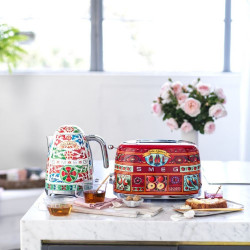 Електрическа кана SMEG Dolce & Gabbana KLF03DGEU, 2400 W, 1.7 л, 360° основа, Гланцово покритие, Многоцветен