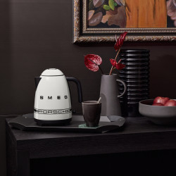 SMEG Porsche KLF03PCWEU elektromos vízforraló, 2400 W, 1,7 l, 360°-os talp, fényes felület, fehér
