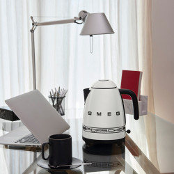 SMEG Porsche KLF03PCWEU elektromos vízforraló, 2400 W, 1,7 l, 360°-os talp, fényes felület, fehér