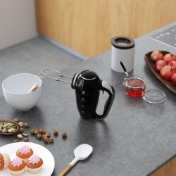 SMEG 50's Style HMF01BLEU kézi keverőgép, 250 W, 9 sebességfokozat, Turbo, rejtett LED-kijelző, időzítő, tartozékok, fekete