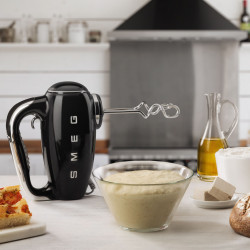 SMEG 50's Style HMF01BLEU kézi keverőgép, 250 W, 9 sebességfokozat, Turbo, rejtett LED-kijelző, időzítő, tartozékok, fekete