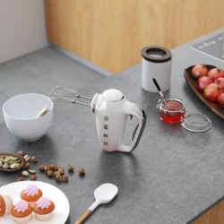 Χειροκίνητο μίξερ SMEG 50's Style HMF01WHEU, 250 W, 9 ταχύτητες, λειτουργία Turbo, κρυφή οθόνη LED, χρονοδιακόπτης, εξαρτήματα, λευκό