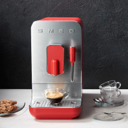 SMEG Collezione BCC02RDMEU eszpresszógép, 1350 W, 19 bar, 1,4 l, 8 funkció, beépített őrlő, gőzfúvóka, piros