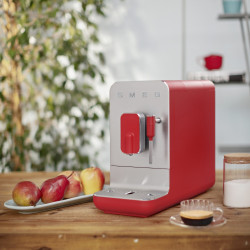 SMEG Collezione BCC02RDMEU eszpresszógép, 1350 W, 19 bar, 1,4 l, 8 funkció, beépített őrlő, gőzfúvóka, piros