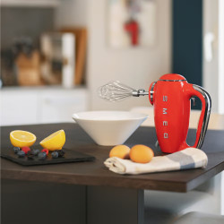 Ръчен миксер SMEG 50's Style HMF01RDEU, 250W, 9 скорости, Турбо, Скрит LED дисплей, Таймер, Аксесоари, Червен