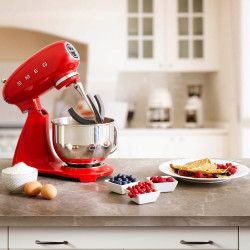 Μίξερ SMEG SMF03RDEU, 800 W, 4,8 λίτρα, 10 ταχύτητες, Λειτουργία ομαλής εκκίνησης, Αντιολισθητικά πόδια, Κόκκινο