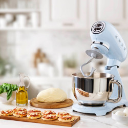 SMEG SMF03PBEU állványos keverőgép, 800 W, 4,8 l, 10 sebességfokozat, fokozatmentes indítás funkció, csúszásgátló lábak, pasztellkék