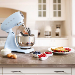SMEG SMF03PBEU állványos keverőgép, 800 W, 4,8 l, 10 sebességfokozat, fokozatmentes indítás funkció, csúszásgátló lábak, pasztellkék