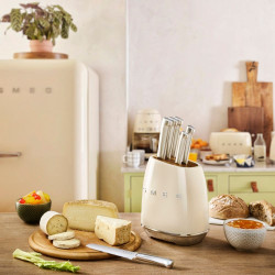 Set de cutite cu suport SMEG KBSF02CR, 7 piese, Manere din lemn de salcam, Otel inoxidabil german, Crem