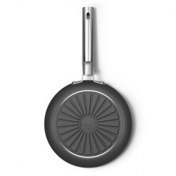 SMEG CKFF2401BLM Frying Pan with Lid, 1.9 L, Ø24 cm, Teflon Coating, Up to 250°C, PFAS-Free, Induction, Black