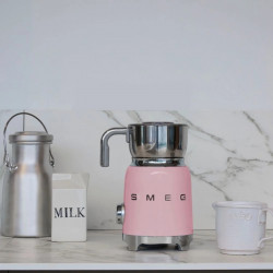 Smeg MFF11PKEU tejhabosító, 500 W, 600 ml, 8 program, kivehető kancsó, automatikus kikapcsolás, rózsaszín