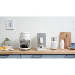 Smeg MFF11WHEU tejhabosító, 500 W, 600 ml, 8 program, kivehető kancsó, automatikus kikapcsolás, fehér