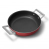 Smeg CKFD2811RDM fedeles, sekély serpenyő, 28 cm, 3,7 l, 3 rétegű tapadásmentes bevonat, sütőben 250 °C-ig használható, PFAS-mentes, indukciós főzésre alkalmas, piros