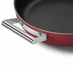 Smeg CKFD2811RDM fedeles, sekély serpenyő, 28 cm, 3,7 l, 3 rétegű tapadásmentes bevonat, sütőben 250 °C-ig használható, PFAS-mentes, indukciós főzésre alkalmas, piros