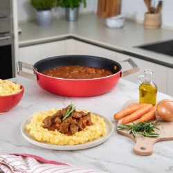 Oală joasă cu capac Smeg CKFD2811RDM, 28 cm, 3,7 l, acoperire antiaderentă cu 3 straturi, rezistentă la cuptor până la 250 °C, fără PFAS, compatibilă cu plitele cu inducție, roșie