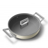 Ρηχή κατσαρόλα με καπάκι Smeg DPF2812CRM, 28 εκ., 4,3 λίτρα, κεραμική αντικολλητική επίστρωση, κατάλληλη για φούρνο έως 250 °C, χωρίς PFAS, κατάλληλη για επαγωγικές εστίες, κρεμ