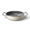 Oală joasă cu capac Smeg DPF2812CRM, 28 cm, 4,3 l, acoperire ceramică antiaderentă, potrivită pentru cuptor până la 250 °C, fără PFAS, compatibilă cu plitele cu inducție, culoare crem