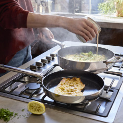 Tigaie adâncă Joseph Joseph Space 1000058, 24 cm, mâner pliabil, acoperire ceramică, utilizabilă la cuptor până la 232 °C, compatibilă cu plitele cu inducție, argintiu/negru