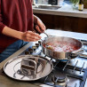 Tigaie adâncă cu capac Joseph Joseph 1000028, 28 cm, mâner pliabil, oțel inoxidabil, se poate folosi la cuptor până la 232 °C, compatibilă cu plitele cu inducție, inox