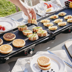 Adler AD 6617 összecsukható kettős elektromos grill, 3000 W, 180°-os kinyitás, 96×26 cm, tapadásmentes sütőlapok, 2 termosztát, zsírfogó tálca, fekete