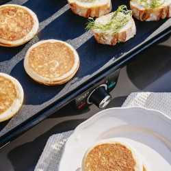 Adler AD 6617 összecsukható kettős elektromos grill, 3000 W, 180°-os kinyitás, 96×26 cm, tapadásmentes sütőlapok, 2 termosztát, zsírfogó tálca, fekete