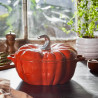 Чугунена тенджера във формата на тиква Staub Pumpkin P687129, 24 см, 3.45 л, Индукция и фурна до 240C, Емайлно покрития, Оранжев