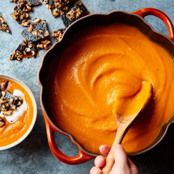 Чугунена тенджера във формата на тиква Staub Pumpkin P687129, 24 см, 3.45 л, Индукция и фурна до 240C, Емайлно покрития, Оранжев