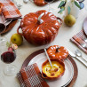 Χυτοσίδηρη κατσαρόλα σε σχήμα κολοκύθας Staub Pumpkin P687129, 24 εκ., 3,45 λίτρα, κατάλληλη για επαγωγικές εστίες και φούρνο έως 240 °C, με εμαγιέ επίστρωση, πορτοκαλί