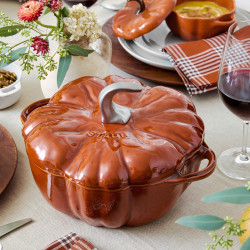 Чугунена тенджера във формата на тиква Staub Pumpkin P687129, 24 см, 3.45 л, Индукция и фурна до 240C, Емайлно покрития, Оранжев