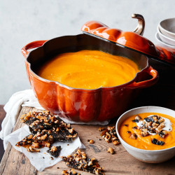 Чугунена тенджера във формата на тиква Staub Pumpkin P687129, 24 см, 3.45 л, Индукция и фурна до 240C, Емайлно покрития, Оранжев