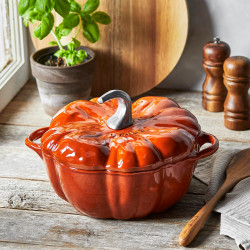 Oala din fonta in forma de dovleac Staub Pumpkin P687129, 24 cm, 3,45 l, Toate plitele inclusiv inductie si cuptor pana la 240°C, Acoperire emailata, Portocaliu