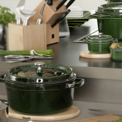 Χυτοσίδηρη κατσαρόλα Staub La Cocotte 40509-361-0, 6,7 λ, 28 εκ, -20 °C έως 260 °C, Σμάλτο, Καπάκι με αντιολισθητική επιφάνεια, Για επαγωγικές εστίες, Πράσινο