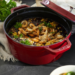 Чугунена тенджера Staub La Cocotte 40502-278-0, 6.7 л, 28 см, -20°C До 260°C, Емайл, Капак с капкова структура, Индукция, Бордо