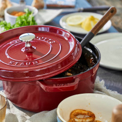 Oala din fonta Staub La Cocotte 40502-278-0, 6,7 l, 28 cm, de la -20°C pana la 260 °C, Emailata, Capac cu structura anti-picaturi, Toate plitele inclusiv inductie, Bordeaux