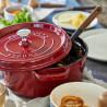 Oala din fonta Staub La Cocotte 40502-278-0, 6,7 l, 28 cm, de la -20°C pana la 260 °C, Emailata, Capac cu structura anti-picaturi, Toate plitele inclusiv inductie, Bordeaux