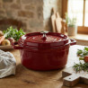 Χυτοσίδηρη κατσαρόλα Staub La Cocotte 40502-278-0, 6,7 λίτρα, 28 εκ., -20 °C έως 260 °C, σμάλτο, καπάκι με αντισταγόνική επιφάνεια, κατάλληλη για επαγωγικές εστίες, μπορντό