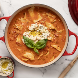 Le Creuset 21179300602430 öntöttvas sütőedény, 30 cm, 6,2 l, Szorosan illeszkedő fedél az aromák megőrzéséhez, Sütőben 260 °C-ig használható, Indukciós főzőlapon használható, Piros